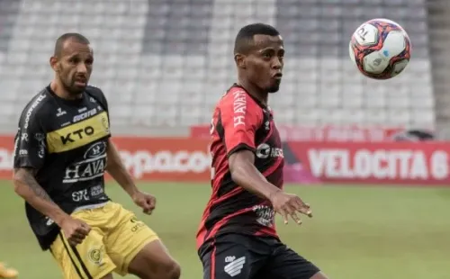 Foto:Robson Mafra/AGIF – Carlos Eduardo está em baixa no Athletico e pode ir ao Botafogo por empréstimo
