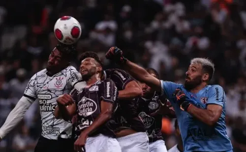 Foto: (Ettore Chiereguini/AGIF) – Saulo realizou seis defesas contra o Corinthians, ajudando a Ferroviária a segurar o empate fora de casa