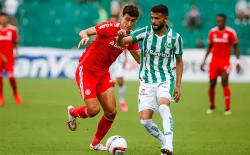 Foto: Luiz Erbes/AGIF – Rodrigo Dourado foi titular na estreia do Inter na temporada