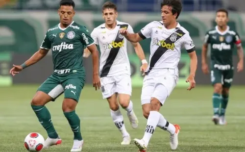 Foto: Marcello Zambrana/AGIF -Gabriel Menino jogador do Palmeiras disputa lance com jogador da Ponte Preta durante partida no estádio Arena Allianz Parque