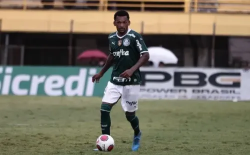 Foto: Ettore Chiereguini/AGIF -Jailson em ação com a camisa do Palmeiras