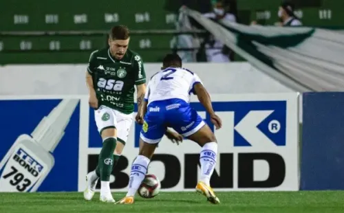 Foto: (Diogo Reis/AGIF) – Na última Série B, Júlio César disputou 32 jogos, marcou quatro gols e concedeu quatro assistências