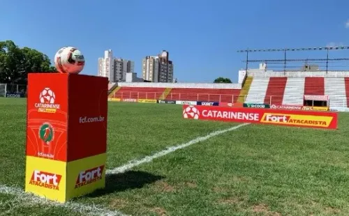 Foto: (Twitter Oficial Chapecoense/João Heemann/ACF) – O técnico da Chapecoense não gostou das condições do gramado do estádio Aníbal Costa