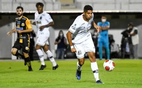 Foto: (Flickr Oficial Ponte Preta/Álvaro Jr./PontePress) – Pedro Júnior recebeu elogios do técnico da Ponte