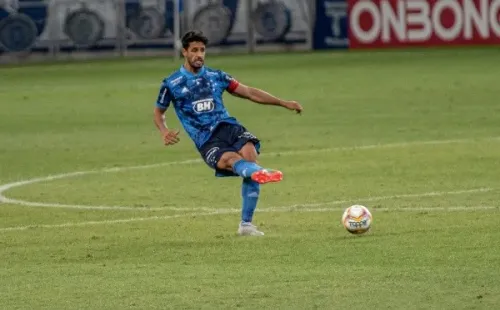 Foto: (Alessandra Torres/AGIF) – Na Série B 2020, Léo disputou 10 jogos pelo Cruzeiro e marcou um gol