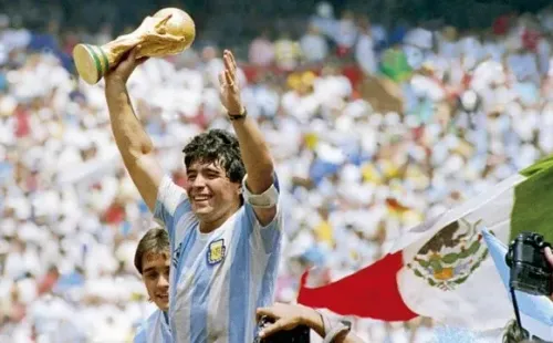 El Grafico / Getty Images/ Diego Maradona com a taça da Copa do Mundo de 1986.