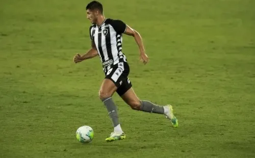 Foto: Jorge Rodrigues/AGIF – Pedro Raul em ação pelo Botafogo