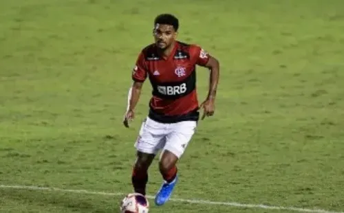 Thiago Ribeiro/Agif/ Bruno Viana em campo com a camisa do Flamengo.