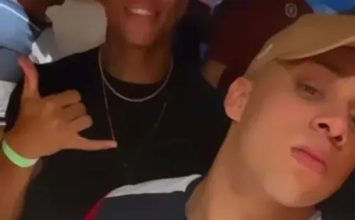 Foto: (Reprodução) / Caio Paulista, à esquerda, em balada na madrugada do clássico contra o Flamengo.