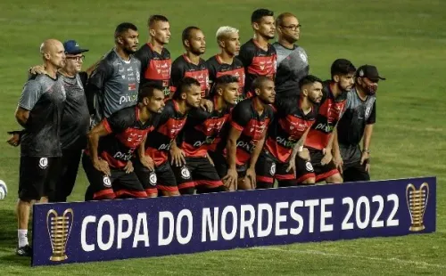 Paulo Paiva/AGIF. Equipe do Campinense em partida pela Copa do Nordeste.