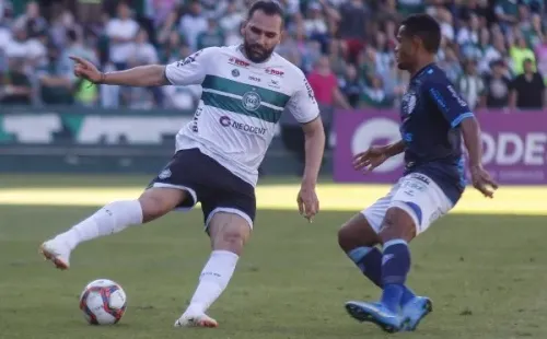 Foto: Gabriel Machado/AGIF – Jogador do Azulão fica de fora do resto da temporada, voltando apenas na reta final da Série B