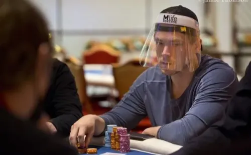 Jogador utiliza proteção facial (Foto: Jamie Thomson/PokerNews)