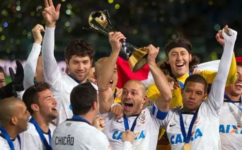 Foto: (Twitter Oficial Corinthians/Daniel Augusto Jr./Ag. Corinthians) – Alessandro foi o capitão do Corinthians na vitória sobre o Chelsea, na final do Mundial de Clubes 2012