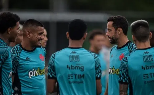 Foto: Thiago Ribeiro/AGIF -Leo Matos e Nene jogadores do Vasco durante treino no Centro de Treinamento CT Moacyr Barbosa