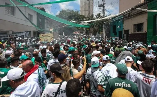 Foto: (Alexandre Schneider/Getty Images) – Em São Paulo, a torcida do Palmeiras também se reuniu em grande número para acompanhar a final do Mundial de Clubes