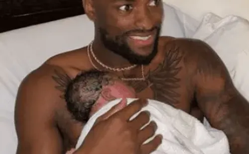 Foto reprodução Instagram do jogador – Van Jefferson com seu filho no colo