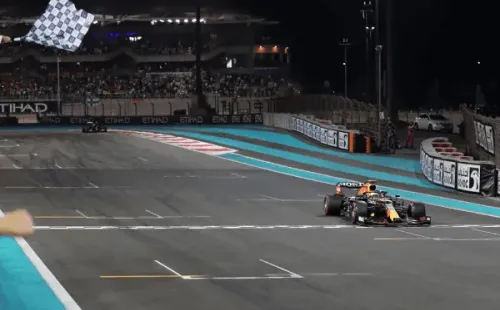 Getty Images – Max Verstappen chegando para fechar o GP de Abu Dhabi.