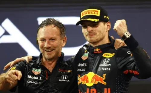 Bryn Lennon/Getty Images – Christian Horner, chefe da equipe Red Bull, ao lado de Verstappen