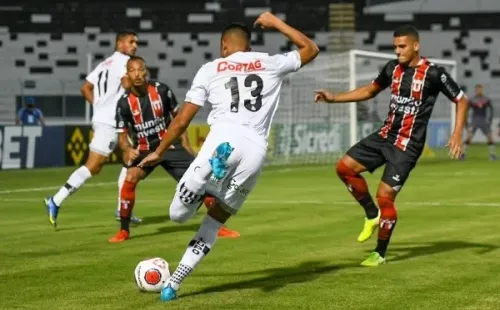Álvaro Jr/ PontePress – Lance do duelo entre Botafogo-SP e Ponte Preta