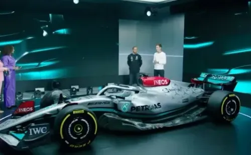 Lewis Hamilton e George Russell em evento de apresentação de carro da Mercedes. Foto: Reprodução/Youtube oficial da Mercedes