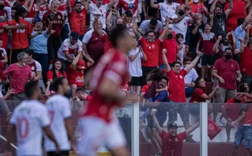 Foto: (Heber Gomes/AGIF) – No primeiro embate entre as equipes, o Vila Nova contou com o apoio de sua torcida para vencer o clássico