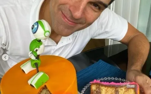 Tadeu Schmidt, apresentador do BBB 22, segura bolo. Foto: Reprodução/Instagram oficial do Tadeu.