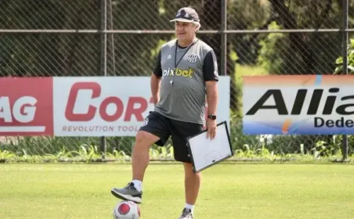 Foto: (Flickr Oficial Ponte Preta/Diego Almeida/PontePress) – Gilson Kleina, técnico da Ponte Preta, chega pressionado para o clássico