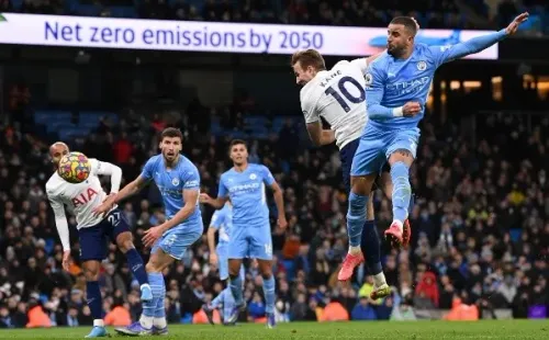Foto: Stu Forster/Getty Images – Kane se antecipa a Walker e marca o 3º gol do Tottenham no jogo; atacante, que esteve perto de acertar com o City em agosto, decidiu a partida a favor dos Spurs