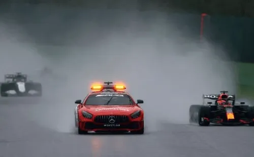 Dan Istitene – Formula 1/Formula 1 via Getty Images – Safety Car na pista para segurança dos pilotos