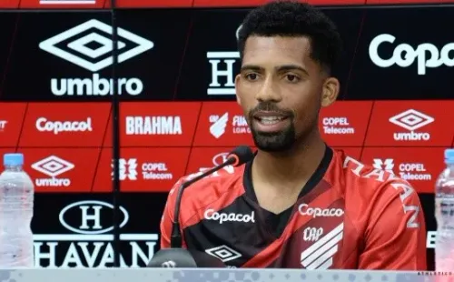 Foto:Gustavo Oliveira/athletico.com.br – Matheus Fernandes foi titular do Athletico em duas partidas pelo Estadual, ao lado de Erick e Cittadini