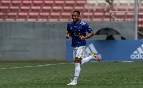 Foto: Alessandra Torres/AGIF – Vitor Roque vive um bom momento no Cruzeiro somando 3 gols em 4 jogos