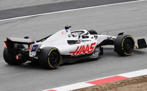 Foto divulgação Haas – Carro na pista de Barcelona