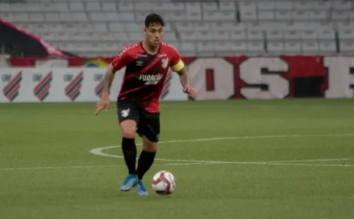 Robson Mafra/AGIF – Lucas Halter em ação pelo Furacão