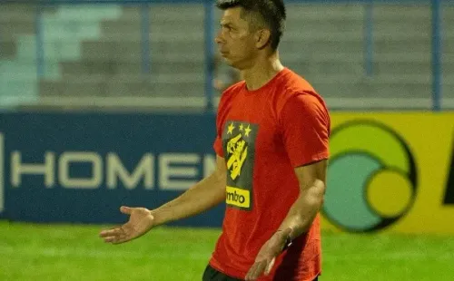 Foto: (Aldo Carvalho/AGIF) – Gustavo Florentín, técnico do Sport, tem sido um dos alvos das críticas da torcida
