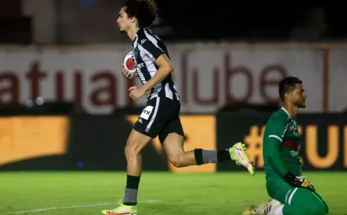 Foto: (Flickr Oficial Botafogo/Vítor Silva/Botafogo) – Matheus Nascimento até ensaiou uma reação do Botafogo marcando dois gols, mas que não impediram a goleada da Portuguesa