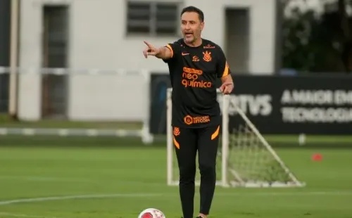 Foto: Rodrigo Coca/Ag. Corinthians | Vitor Pereira comanda primeiro treino no CT Joaquim Grava