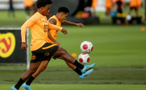 Willian e Du Queiroz em treino de preparação para clássico entre Corinthians e São Paulo (Foto: Rodrigo Coca/Ag. Corinthians)