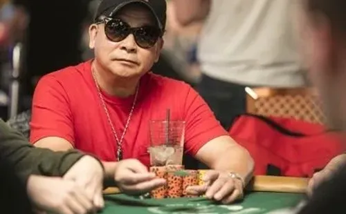 Johnny Chan (Foto: Hayley Hochstetler/PokerNews)