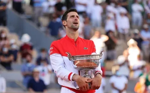 Djokovic comemorando o título de Roland Garros em 2021. Reprodução/Twitter