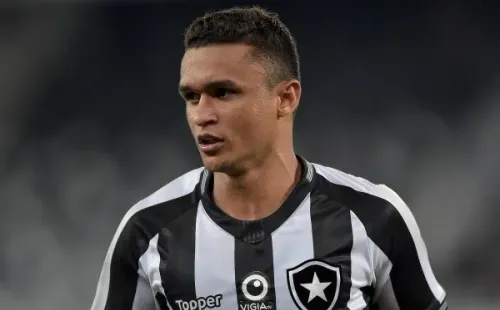 Foto: (Thiago Ribeiro/AGIF) – Erik já demonstrou o interesse em voltar para o Botafogo no futuro