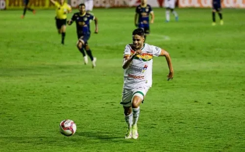 Foto: (Rafael Vieira/AGIF) – Pelo Sampaio Corrêa, Léo Artur disputou 12 rodadas da Série B 2021, marcou três gols e concedeu uma assistência