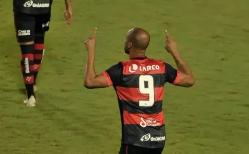 Foto: (Jhony Pinho/AGIF) – Na última Série B, Dinei jogou 13 partidas pelo Vitória e marcou dois gols
