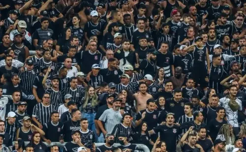 Foto: (Marcello Zambrana/AGIF) – A Fiel Torcida foi elogiada por Vítor Pereira