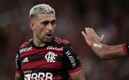Foto: Jorge Rodrigues/AGIF – Arrascaeta participou de três gols do Flamengo na goleada por 6 a 0 sobre o Bangu