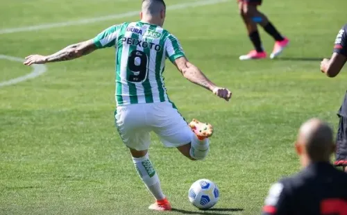 Foto: (Pedro H. Tesch/AGIF) – Camisa 9 nato, Matheus Peixoto é uma das esperanças de gols do Ceará em 2022