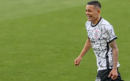 Adson foi segurado pelo Corinthians - Foto: Marcello Zambrana/AGIF