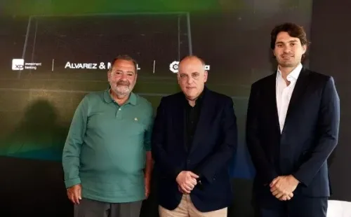 Foto: Divulgação | Fred Luz, da Alvarez & Marsal, Javier Tebas, presidente da LaLiga, e Pedro Mesquita, da XP