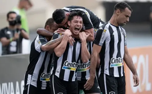 Luis Oyama pode retornar para o Botafogo (Foto: Jorge Rodrigues/AGIF)