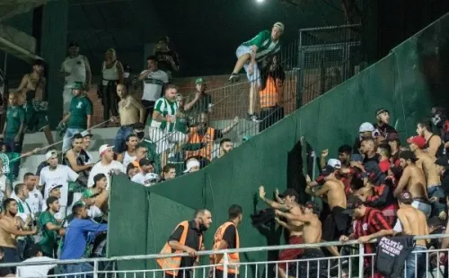 Foto: (Robson Mafra/AGIF) – A confusão entre as duas torcidas no primeiro Atletiba de 2022 foi fundamental para a definir a torcida única no confronto entre as equipes na fase mata-mata do Paranaense