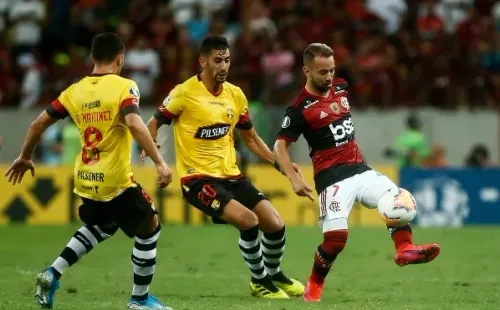 Foto: Bruna Prado/Getty Images – Martínez (de costas) disputa bola contra Éverton Ribeiro em semifinal da Libertadores de 2021